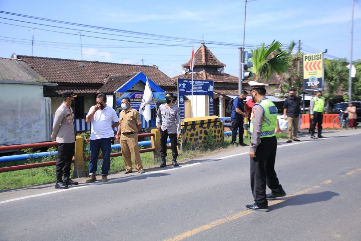 CEK—Kapolres Madiun, AKBP Anton Prasetyo memimpin jalannya pemeriksaan dan penyekatan kendaraan pengangkut hewan ternak di perempatan Jl. Raya Madiun – Ngawi, Desa Muneng, Kecamatan Pilangkenceng,, Selasa (7/6/2022)