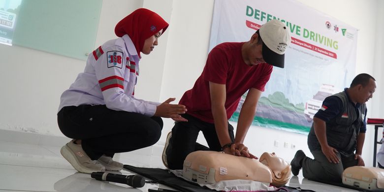 Dompet Dhuafa melalui Layanan Kesehatan Cuma-cuma (LKC) gelar pelatihan Defensive Driving bagi anggota Jaringan Sehat Indonesia, sebagai upaya meningkatkan kemampuan dan pengetahuan mengemudi ambulans, Bogor, Jawa Barat (Jabar).
