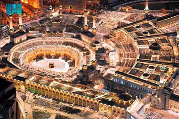Ribuan umat Islam memadati Masjidil Haram di Makkah pada Senin malam untuk melaksanakan salat Qiyamullail di malam pertama dari sepuluh hari terakhir bulan Ramadhan.