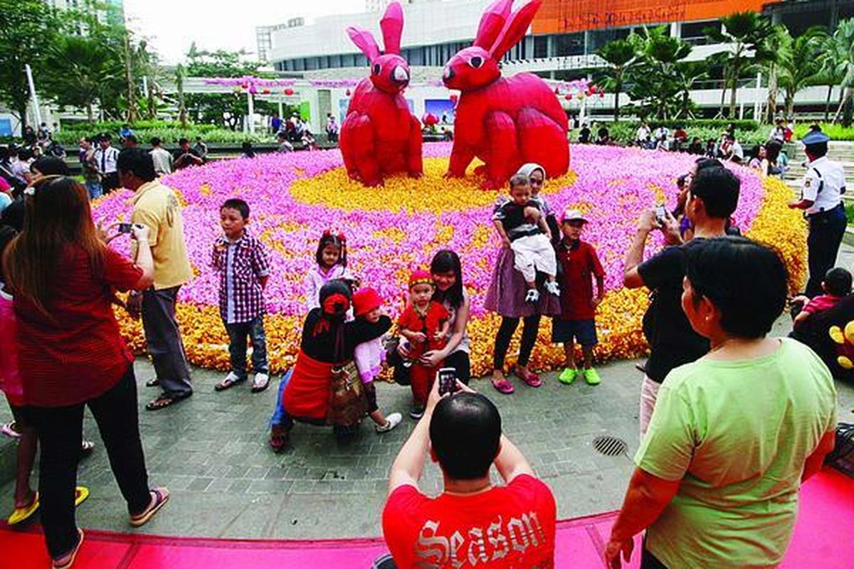 Pengunjung memadati Mal Central Park, Jakarta, Kamis (3/2). Beragam atraksi dan hiasan bernuansa Imlek menarik warga untuk menghabiskan waktu berlibur di pusat perbelanjaan tersebut.