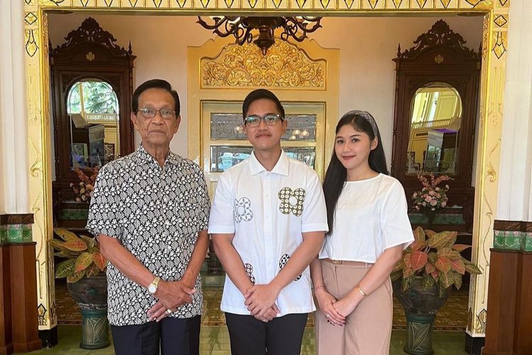 Ketua Umum (Ketum) PSI Kaesang Pengarep bersama istri Erina Gudoni sowan ke kediaman Gubernur Daerah Istimewa Yogyakarta (DIY) Sri Sultan Hamengku Buwono X pada Minggu (14/1/2024).