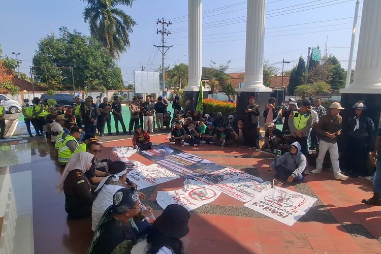 Massa Demo Kejari Purworejo, Desak Usut Tuntas Kasus Mini Zoo dan Ungkap Aktor Intelektual