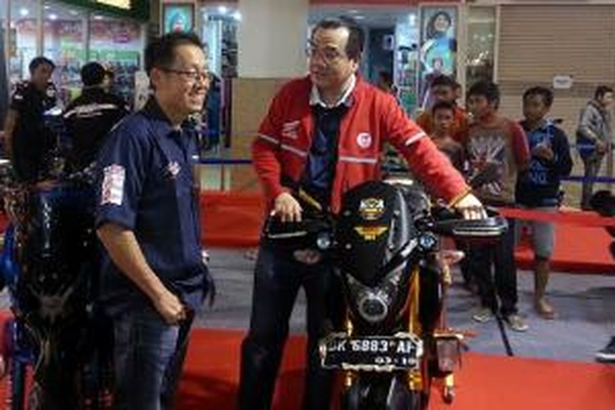 Presiden Direktur PT MPM Suwito Mawarwati (kanan) saat mengunjungi Honda Modif Contest