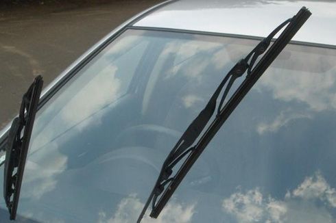 Mending Angkat Wiper atau Diamkan Ketika Mobil Parkir