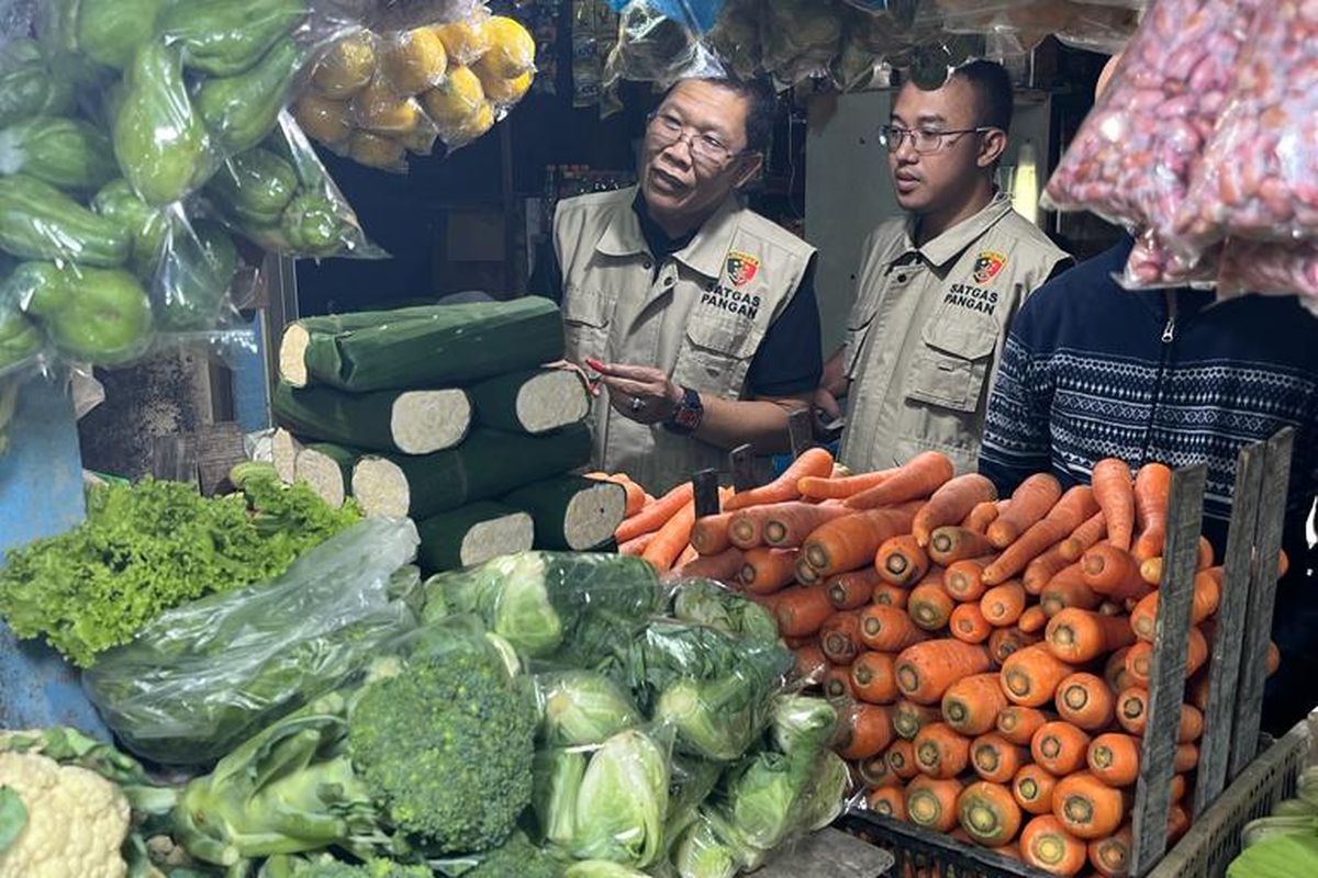 Tim Satuan Tugas (Satgas) Pangan Polri melakukan pengecekan harga bahan pokok makanan di pasar setelah pelaksanaan Lebaran 2023, pada Jumat (28/4/2023).