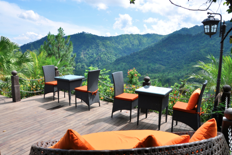 Edensor Hills Cafe & Resto, salah satu tempat nongkrong di Bogor dengan pemandangan bagus.