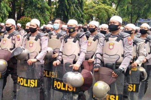 Tunggu Pedemo, Ratusan Polisi Berpeci Putih Gelar Shalawat di Gedung DPRD Kalsel