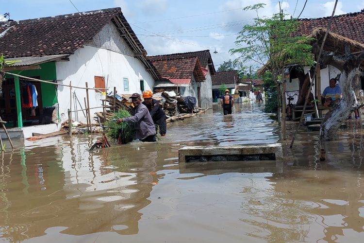 Banjir genangi pemukiman warga di Kecamatan Rowokangkung, Lumajang, Senin (7/11/2022)