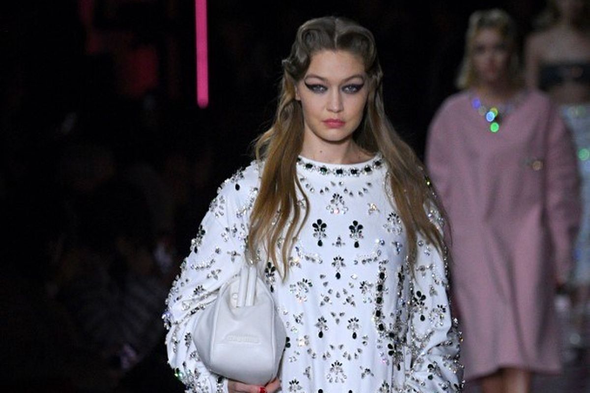 Model Gigi Hadid memeragakan koleksi Miu Miu dalam peragaan busana Women's Fall-Winter 2020-2021 Ready-to-Wear di Paris, Perancis, pada 3 Maret 2020.