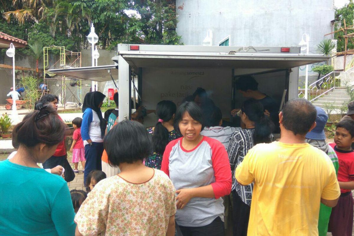 Warga sedang membeli nasi bungkus lauk apa saja dengan harga Rp 2.000 per bungkus di halaman parkir Masjid Al Ridwan Jatipadang, Pasar Minggu, Jakarta Selatan, Kamis (8/2/2018).