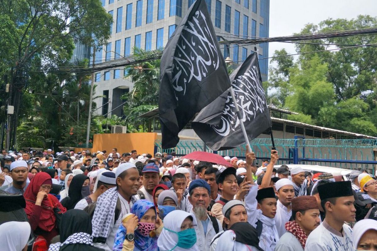 Peserta reuni akbar 212 berjalan dari Stasiun Gondangdia menuju kawasan Monas, Minggu (2/12/2018). 