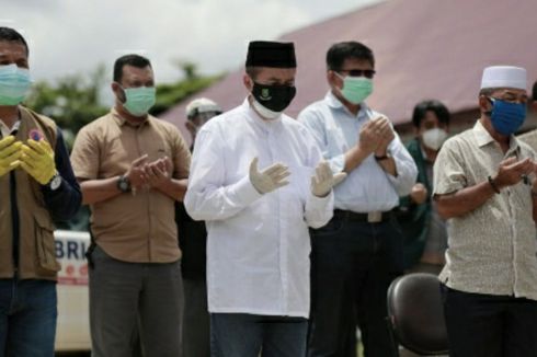 Terisak, Gubernur Riau Lepas Kepergian Dokter Oki Alfian yang Meninggal karena Covid-19