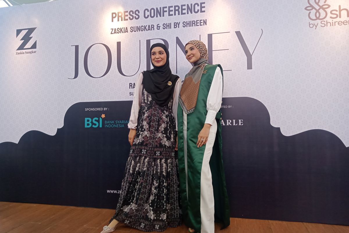Zaskia Sungkar (kanan) dan Shireen Sungkar (kiri) saat menghadiri acara konferensi pers peragaan busana bertajuk Journey di The Dome Senayan Park, Jakarta, Minggu (25/2/2024).