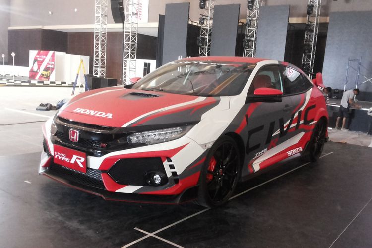 Honda Civic Type R sudah terpakir di Hall C JIExpo Kemayoran, Sabtu (12/5/2018). Mobil tersebut akan dipamerkan dalam gelaran Honda Day 2018 di lokasi yang sama pada Minggu (13/5/2018).