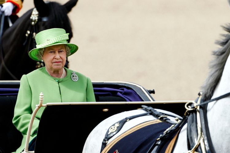 Ratu Elizabeth II menaiki kereta kuda. 