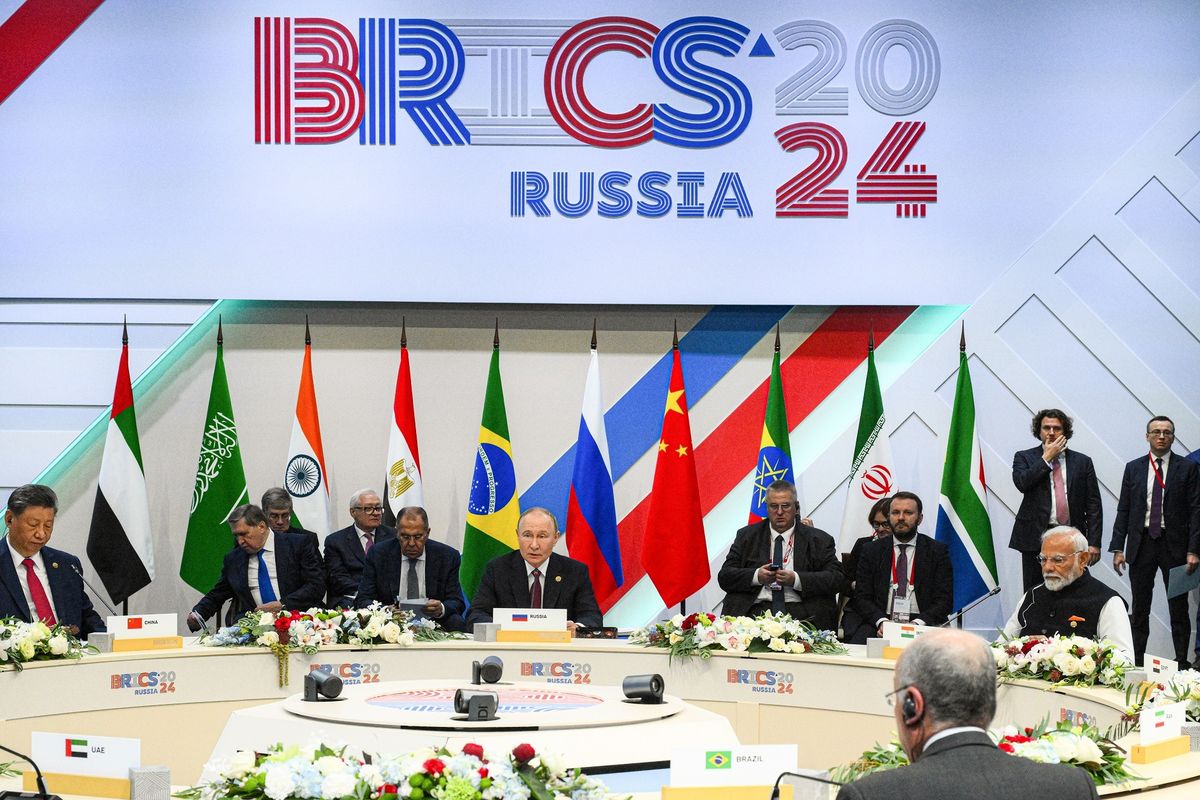 Presiden China Xi Jinping (kiri), Presiden Rusia Vladimir Putin (tengah), dan Perdana Menteri India Narenda Modi (kanan) saat Konferensi Tingkat Tinggi (KTT) ke-16 BRICS di Kota Kazan, Rusia, Rabu (23/10/2024).