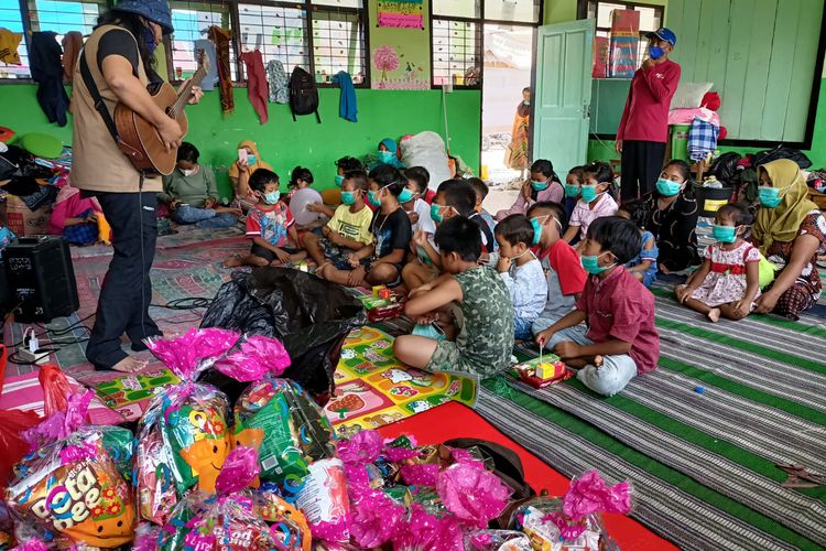 Anak-anak korban bencana letusan Gunung Semeru saat mengikuti kegiatan edukasi kesiapsiagaan bencana Selasa (21/12/2021)