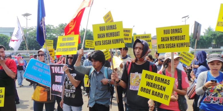 Selitar seratusan massa dari Gerakan Rakyat Tolak RUU Ormas saat menggelar aksi di depan Gedunh MPR/DPR, Jakarta, Selasa (25/6/2013).