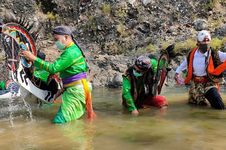 Ritual memandikan jaran kepang atau kuda lumping bagian dari tradisi kembul sewu sulur pada Bendung Khayangan di Kalurahan Pendoworejo, Kapanewon Girimulyo, Kulon Progo, Daerah Istimewa Yogyakarta.