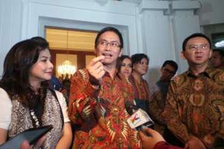 Gubernur DKI Jakarta Basuki Tjahaja Purnama bersama musisi Addie MS, Memes, serta artis Julia Perez. Mereka ditemui seusai jamuan makan malam bersama Ahok, di rumah dinas gubernur, Jalan Taman Suropati Nomor 7, Menteng, Jakarta Pusat, Selasa (29/3/2016). 