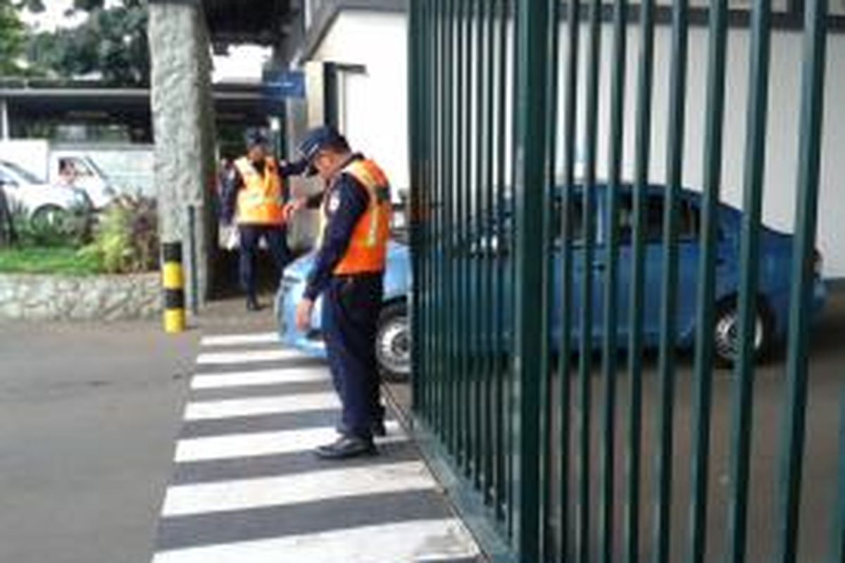 Suasana di pintu gerbang Jakarta International School, Jalan Terogong Raya, Jakarta Selatan, Rabu 923/4/2014).