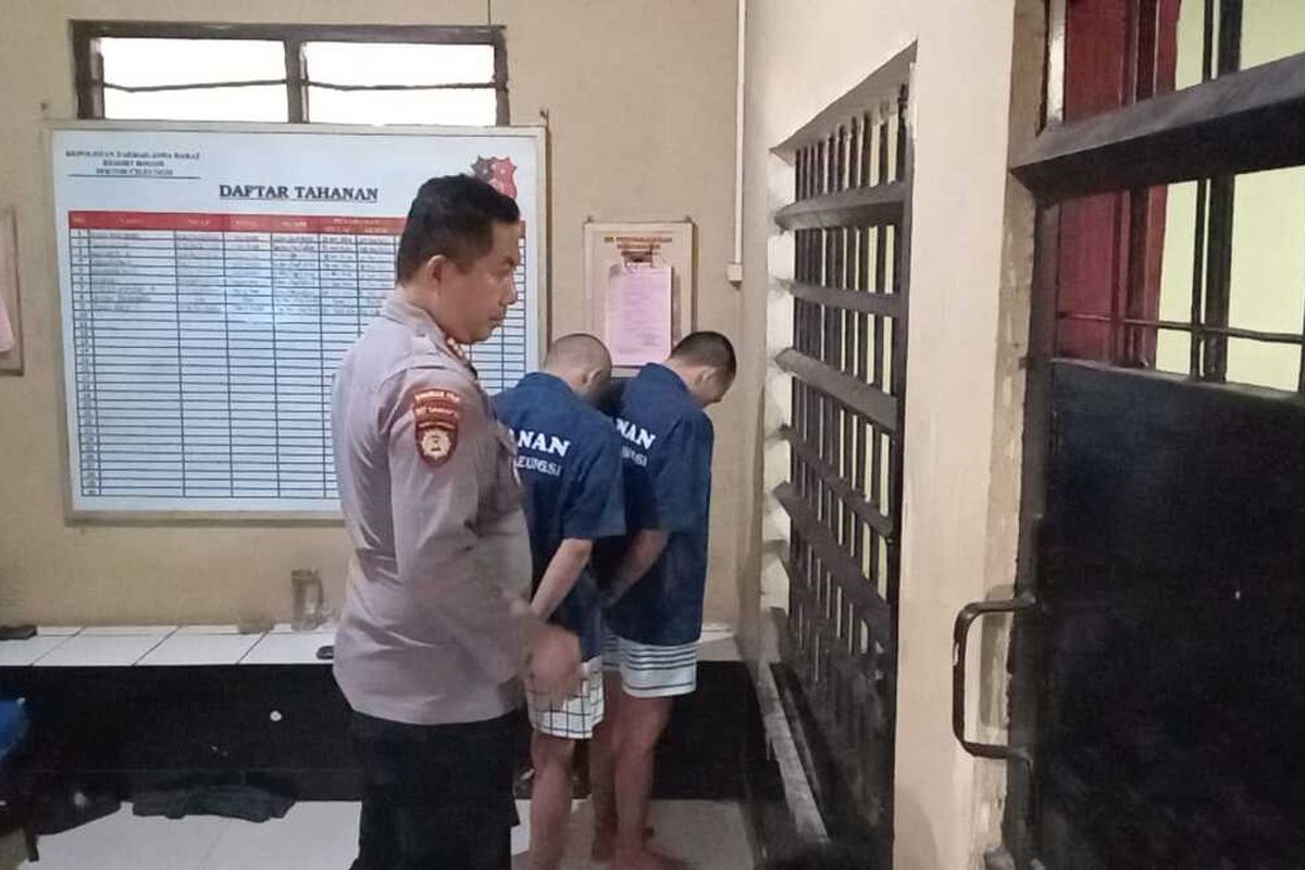 Polisi menangkap dua dari enam pelaku begal motor terhadap pengemudi ojek online (ojol) di depan Taman Buah Mekarsari, Desa Mekarsari, Kecamatan Cileungsi, Kabupaten Bogor, Jawa Barat, Jumat (12/7/2024).