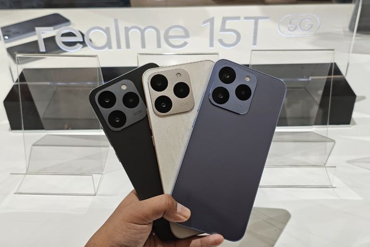 Varian Silk Blue dan Suit Titanium (kanan dan kiri) Realme 15T 5G punya bobot 181 gram dengan ketebalan 7,79 mm. Sementara varian Flowing Silver (tengah), sedikit lebih berat dan tebal, yakni di 183 gram dan ketebalan 7,89 mm.
