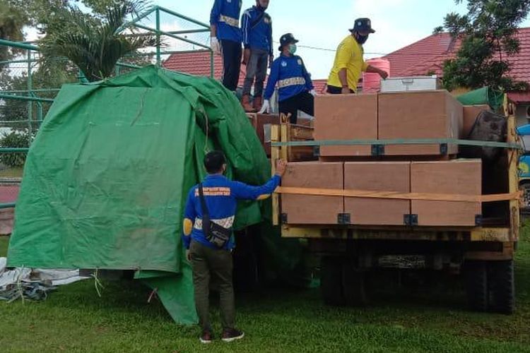 Kemendikbud menyerahkan bantuan bagi korban banjir kalimantan selatan per kamis (21/1/2021)
