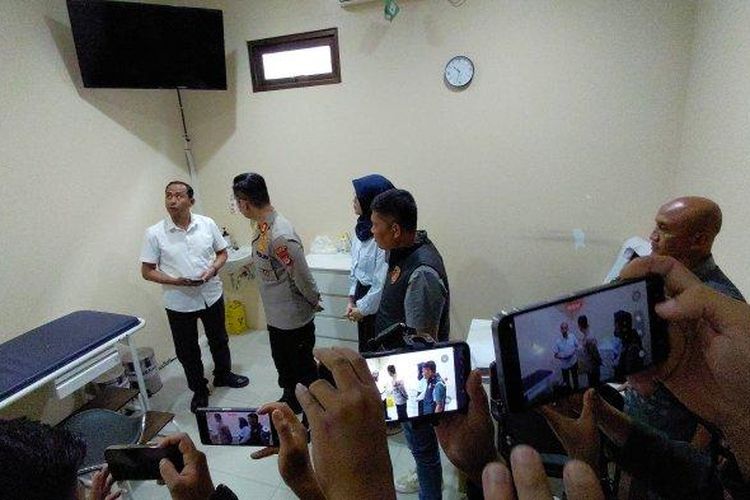 Tim penyidik Polres Garut dipimpin langsung Kapolres Garut AKBP Fajar M Gemilang melakukan pemeriksaan ruangan tempat dokter kandungan melakukan pelecehan seksual terhadap pasiennya, Selasa (15/4/2025). 

