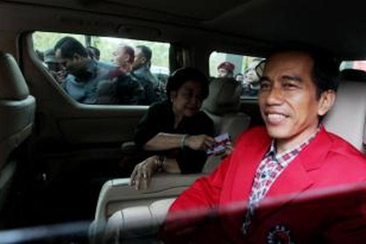 Ketua Umum Dewan Pimpinan Pusat PDI-P Megawati Soekarnoputri satu kendaraan bersama Gubernur DKI Jakarta Joko Widodo seusai menutup Rapat Kerja Nasional III PDI-P di Jakarta, Minggu (8/9/13).