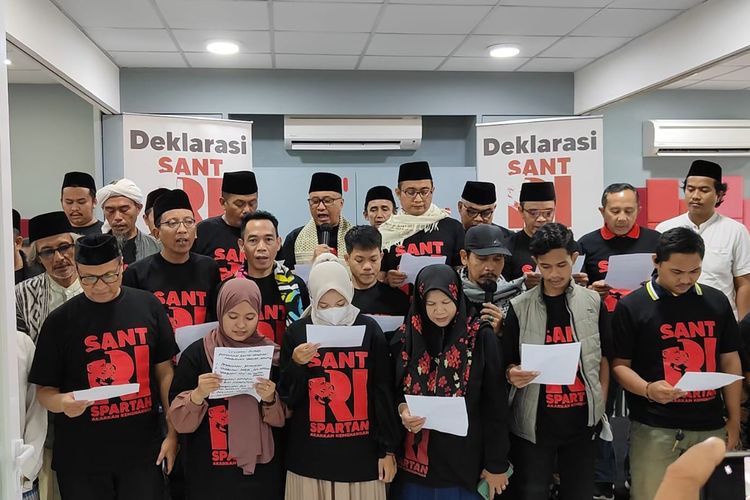 Deklarasi dukungan untuk capres-cawapres, Ganjar Pranowo-Mahfud MD oleh Relawan Santri Spartan di kawasan Utan Kayu, Jakarta Timur, Rabu (15/11/2023).