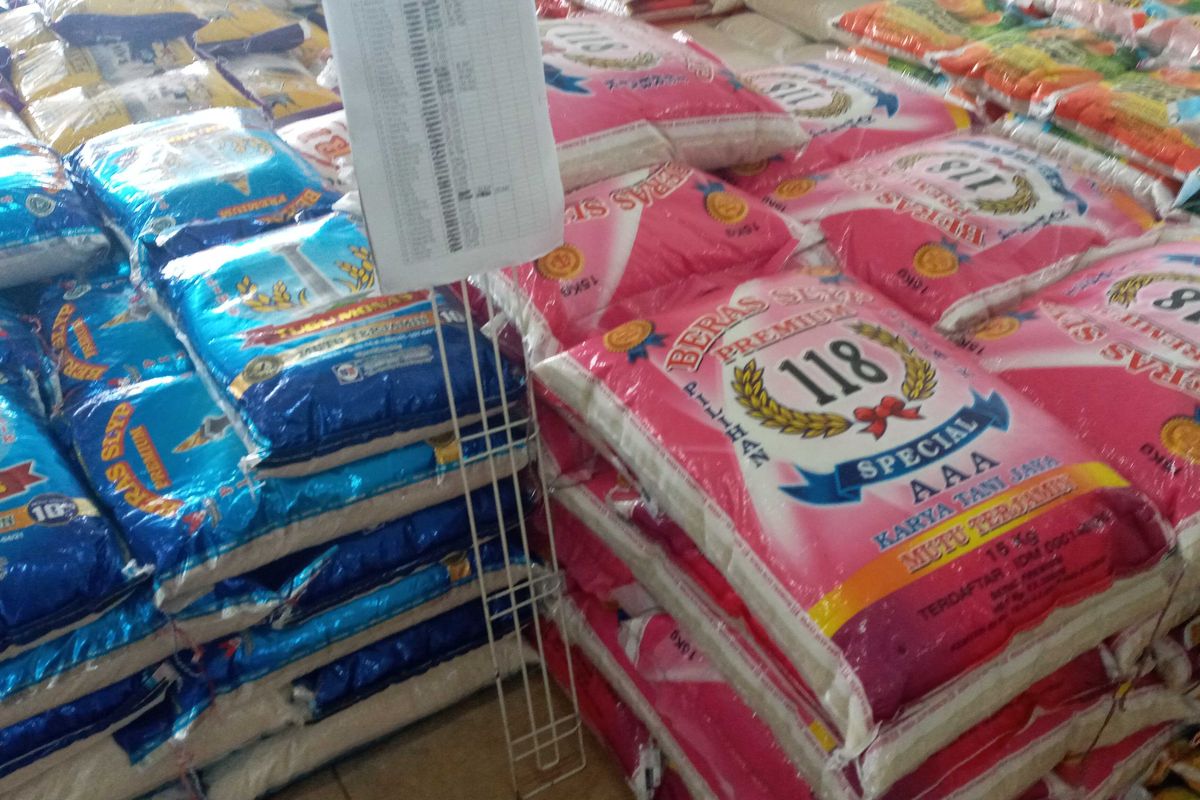 Stok beras di salah satu toko retail di Pangkalpinang, Bangka Belitung, Selasa (13/2/2024).