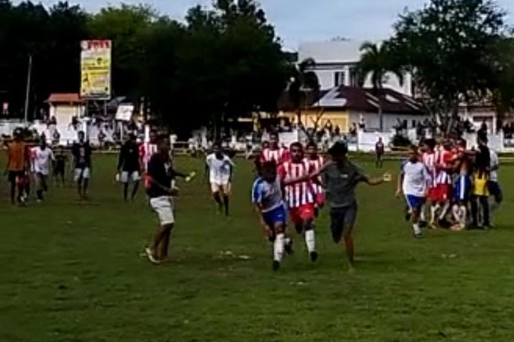 Penonton masuk ke lapangan saat pertandingan Golkar Cup I yang mempertemukan Fatara FC dan Noemati FC di Timor Tengah Utara, Senin (21/11/2022).