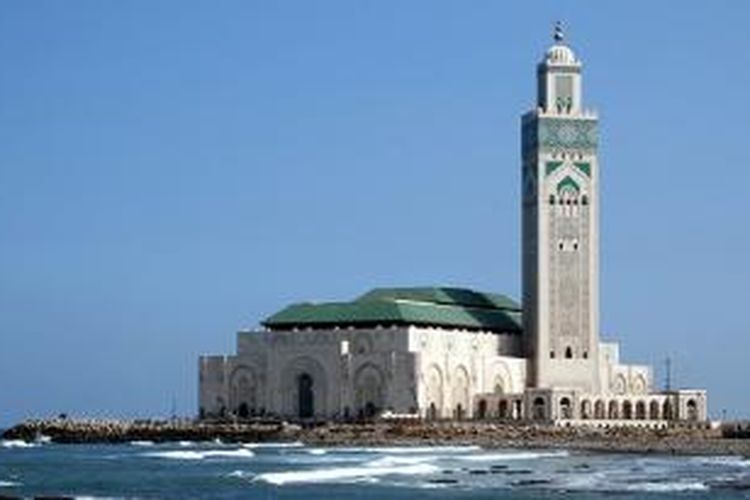 Grande Mosquée Hassan II ini adalah yang terbesar di Maroko dan Afrika. Masjid ini juga terbesar ke-7 di dunia.