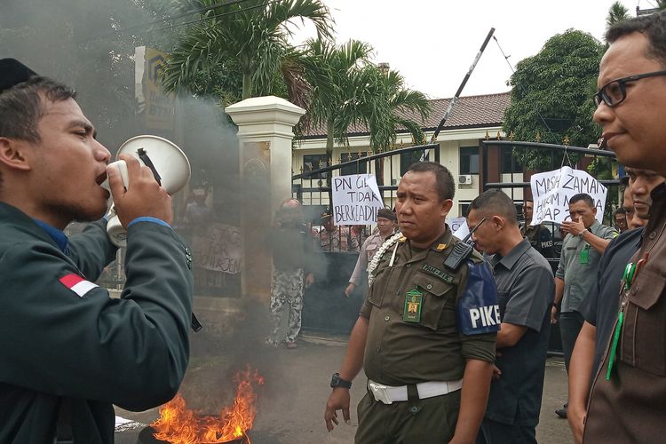 Unjuk rasa memanas setelag pihak PN Cibinong menemui mahasiswa yang sedang berorasi di Cibinong Kabupaten Bogor, Senin (29/4/2019)