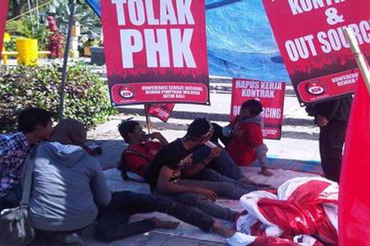 Lima tenaga alih daya PT Langgeng Industri Makmur Tbk mogok makan di kompleks patung Gubernur Suryo, depan Gedung Negara Grahadi, Jalan Gubernur Suryo, Surabaya, Jawa Timur, Rabu (19/9/2012).