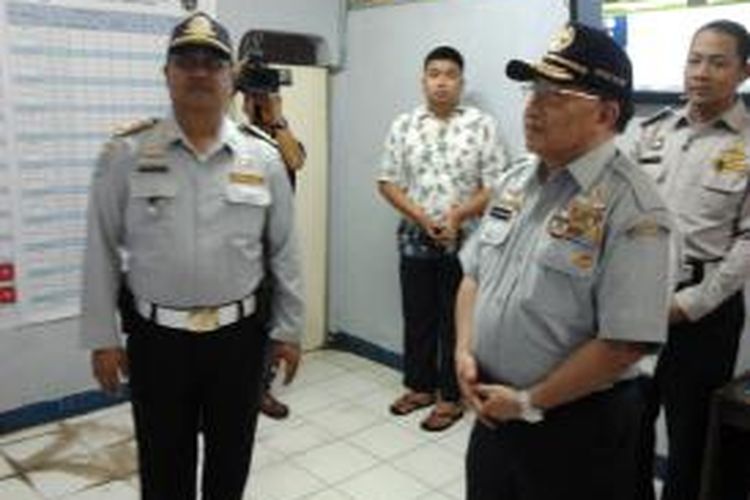 Menteri Perhubungan EE Mangindaan meninjau Terminal Pulogadung, Jakarta Timur. Rabu (23/7/2014)