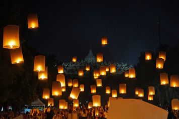 Ribuan Lampion Terbang Menghiasi Langit Borobudur
