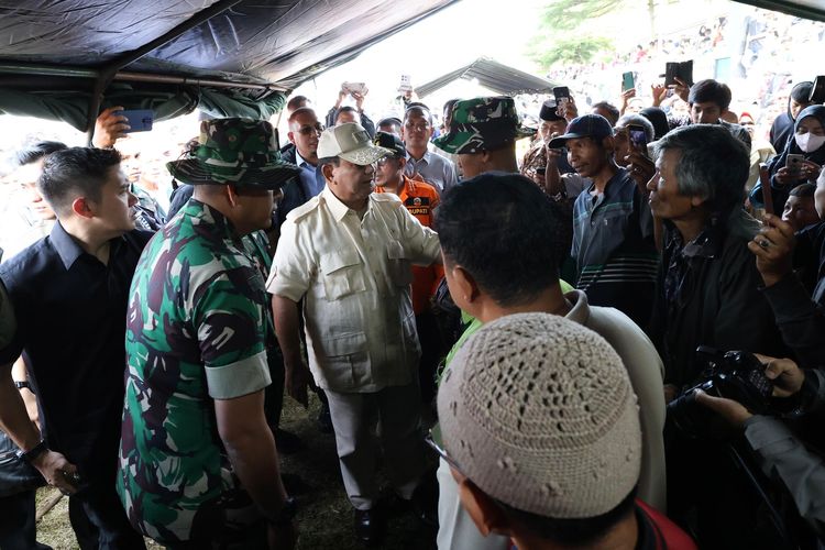 Menteri Pertahanan (Menhan) Prabowo Subianto saat mengunjungi posko tanggap bencana erupsi Gunung Marapi di Kabupaten Agam, Sumatera Barat (Sumbar). 
