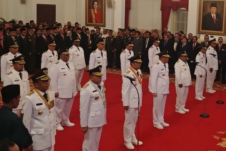 Presiden Joko Widodo resmi melantik sembilan gubernur dan wakil gubernur hasil pilkada serentak 2018. Pelantikan berlangsung di Istana Negara, Jakarta, Rabu (5/9/2018).