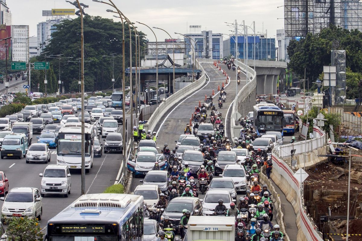 Pengendara melintas di jalan layang Pancoran usai  dibuka di Jalan Layang Pancoran, Jakarta, Senin (15/1). Petugas Kepolisian dan Dinas Bina Marga DKI Jakarta melakukan pembukaan arus lalu lintas jalan layang Pancoran sebagai salah satu upaya untuk mengurangi kemacetan di jalan protokol Ibu Kota. ANTARA FOTO/Galih Pradipta/aww/18.