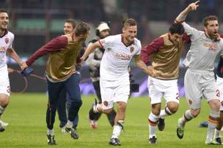 Para pemain AS Roma merayakan kesuksesan timnya menaklukkan Inter Milan 3-0 dalam lanjutan Serie-A di San Siro, Sabtu (5/10/2013).