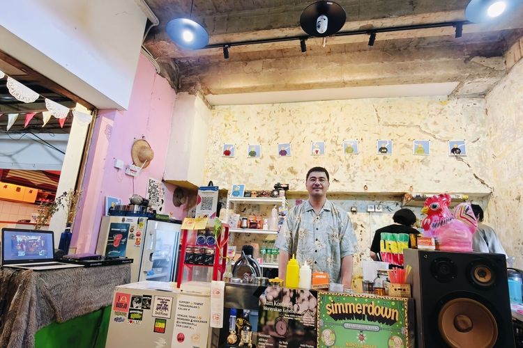 Faldi Posumah pemilik Warung Bagejo yang menjual makanan khas Manado terletak di lantai dua Pasar Tunujngan Surabaya, Jawa Timur.
