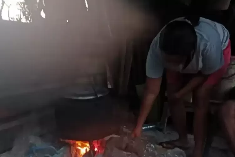 Minyak Tanah Langka dan Gas Elpiji Mahal, Warga Kupang Terpaksa Pakai Kayu Bakar Kembali