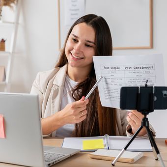 Ilustrasi memberikan kursus online adalah salah satu sumber passive income yang bisa dilakukan dari rumah. 