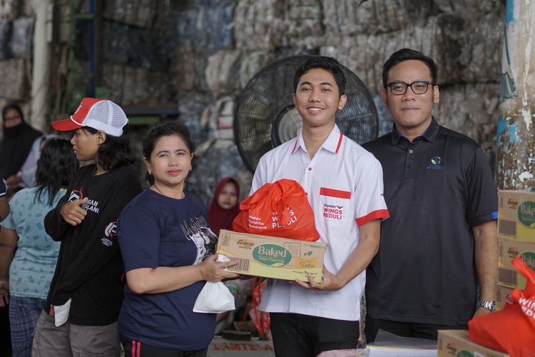 Bersama ATMI Cikarang dan Yayasan Mahija Parahita Nusantara, Yayasan Wings Peduli mendaur ulang sampah tutup botol menjadi produk guna ulang untuk beasiswa dan rangkul pemulung sebagai garda depan pengelolaan sampah.