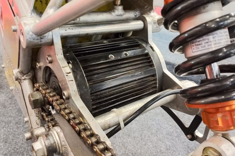 Motor listrik untuk drag bike buatan Petrikbike yang berkolaborasi dengan Aitech Racing