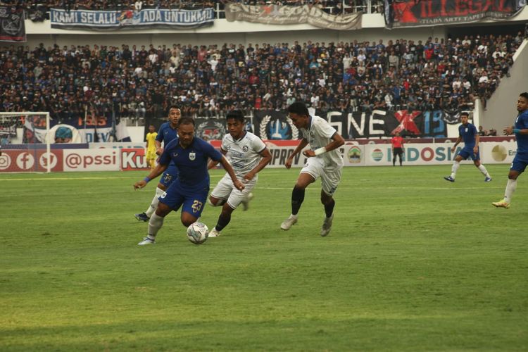 Pertandingan PSIS vs Arema pada leg pertama semifinal Piala Presiden 2022 di Stadion Jatidiri, Semarang, Kamis (7/7/2022). 