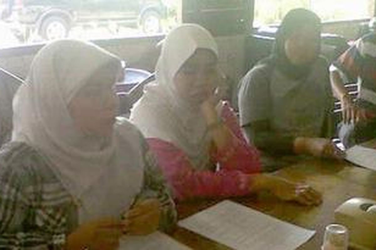 Sri Purwati alias Butet (tengah).