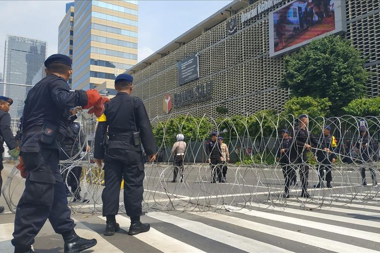 Kawat berduri mengepung ruas jalan MH Thamrin di depan gedung Bawaslu, Selasa (21/5/2019) guna menghalau massa yang bakal berunjuk rasa.